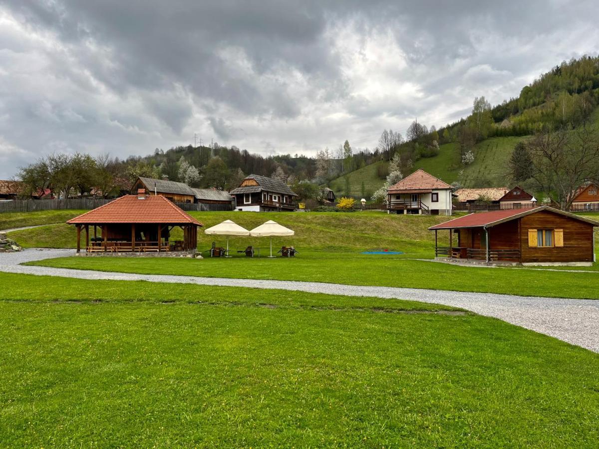 Biotour Camping & Restaurant Ghimeş-Făget Esterno foto